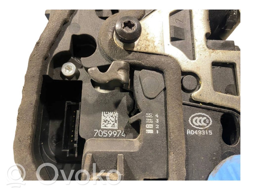 Priekšpusē slēdzene