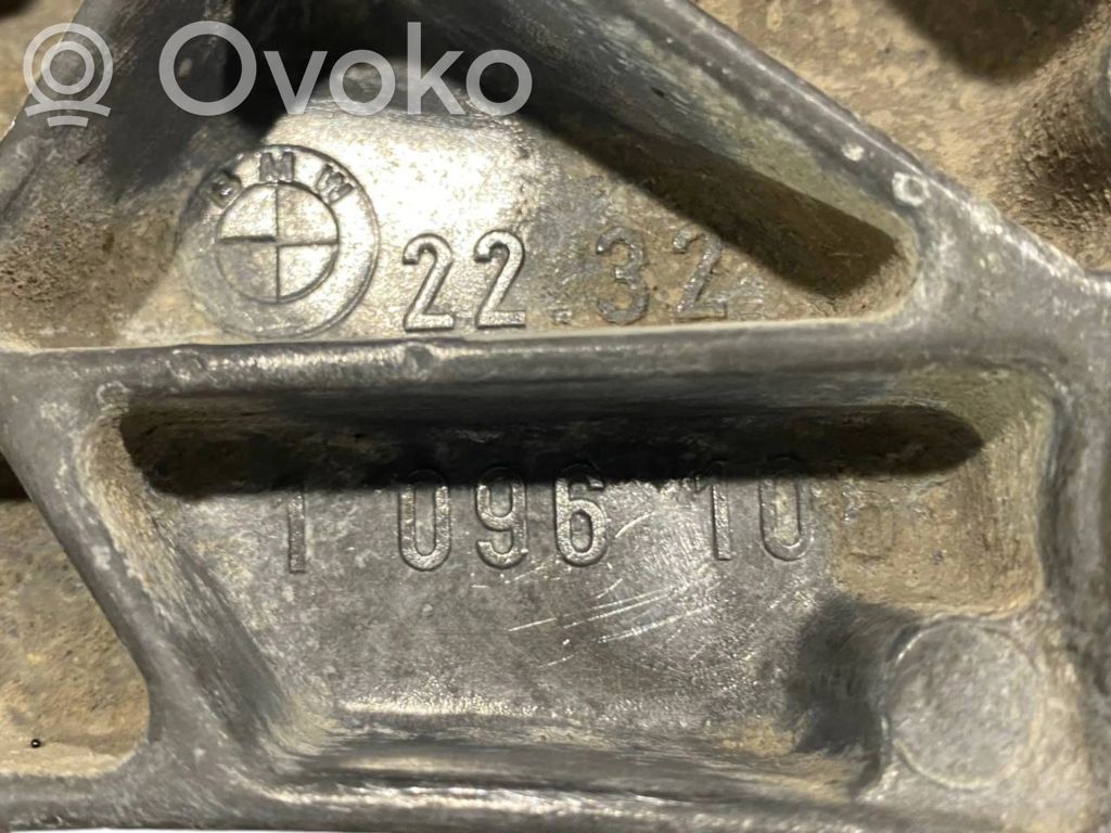 Transmission mounting bracket