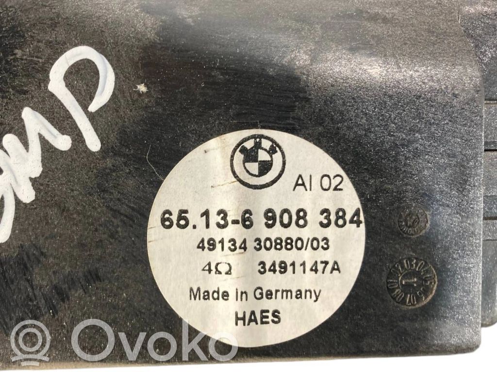 Skaļrunis (-i) aizmugurējā palodzē