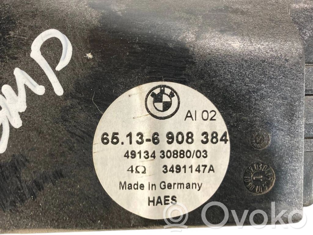 Skaļrunis (-i) aizmugurējā palodzē