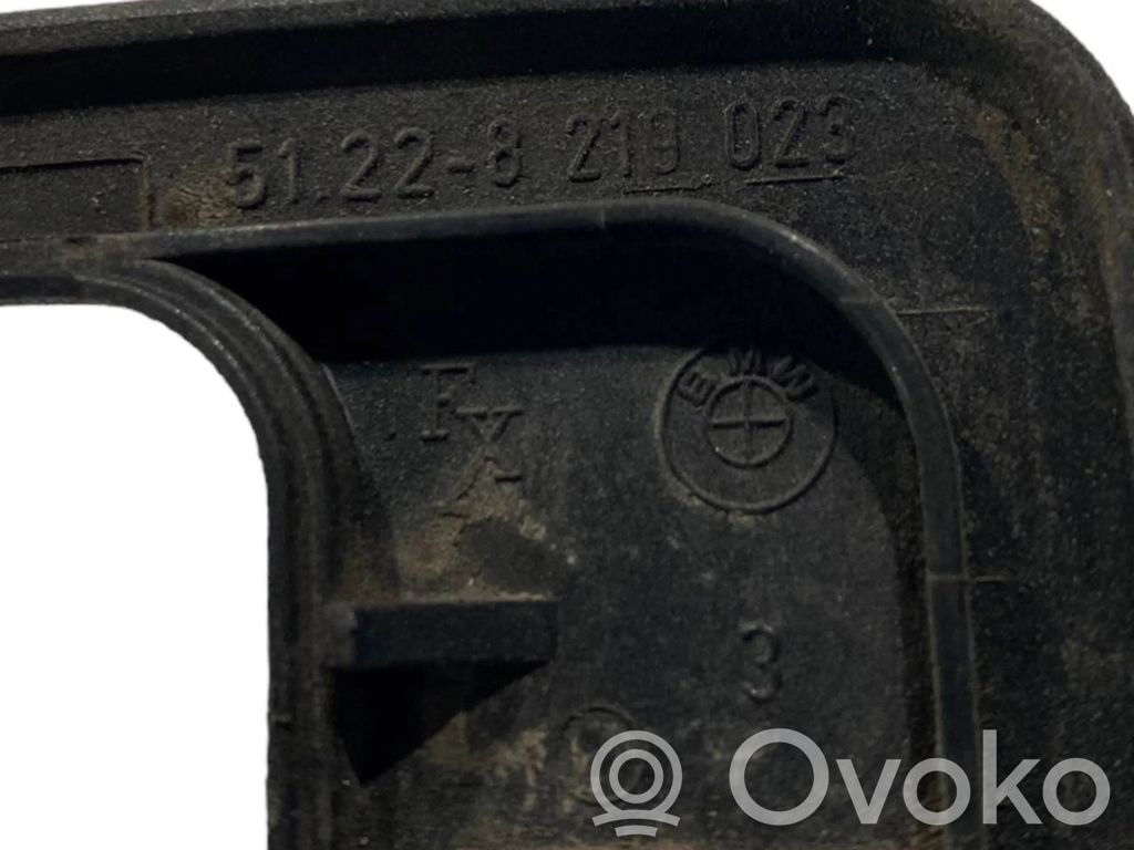 Priekšpusē durvju roktura vāciņš