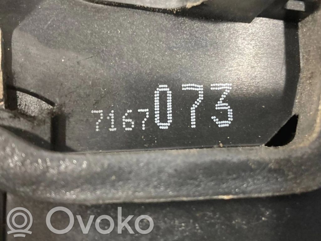 Priekšpusē slēdzene