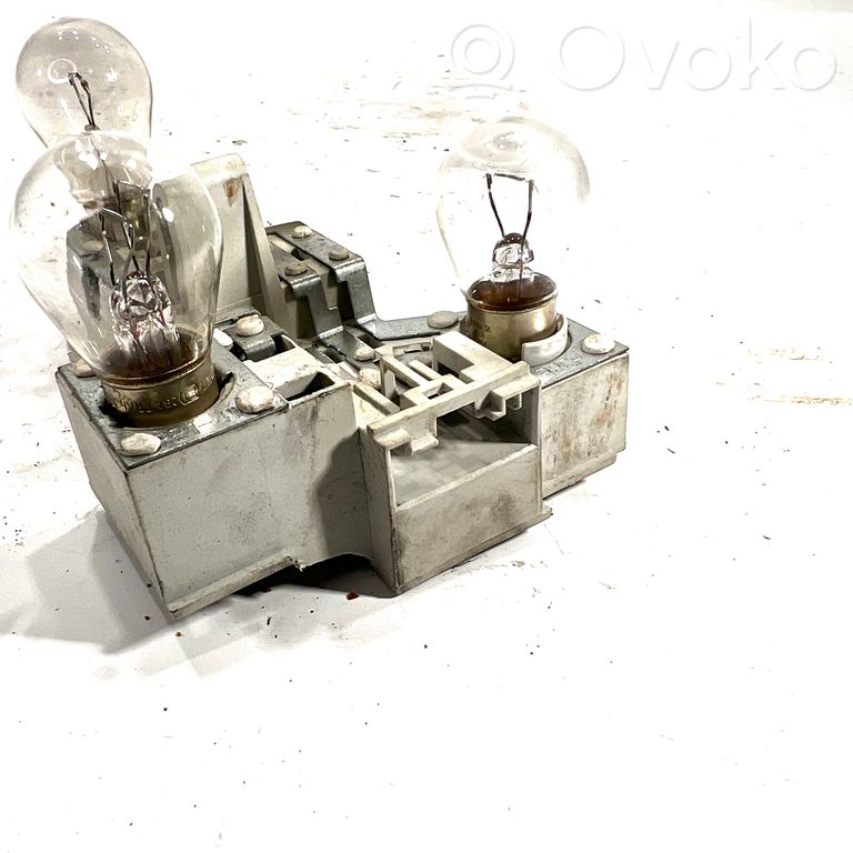 Aizmugures spuldzes vāka turētājs