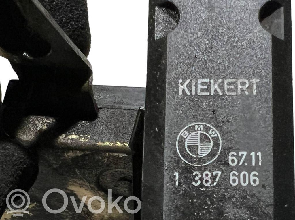Priekšpusē slēdzene