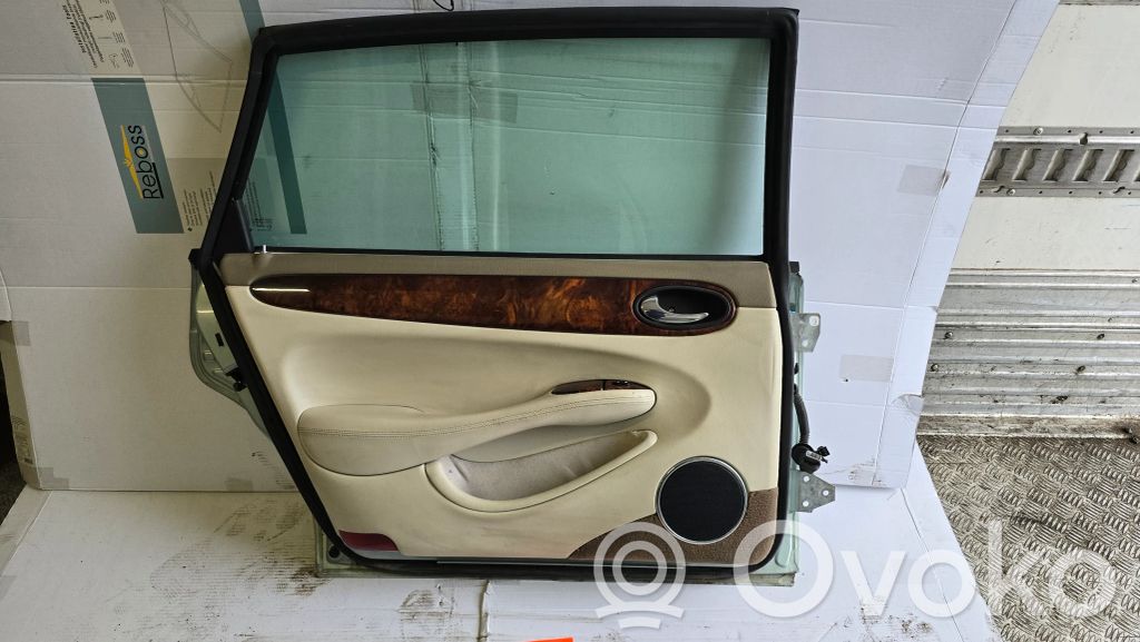 Aizmugurējās durvis