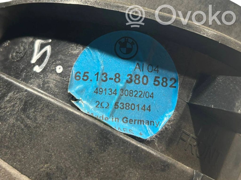 Skaļrunis (-i) priekšējās durvīs