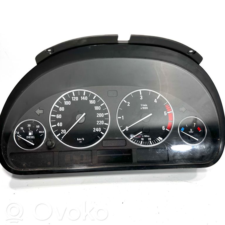 Speedometer (in the instrument panel)
