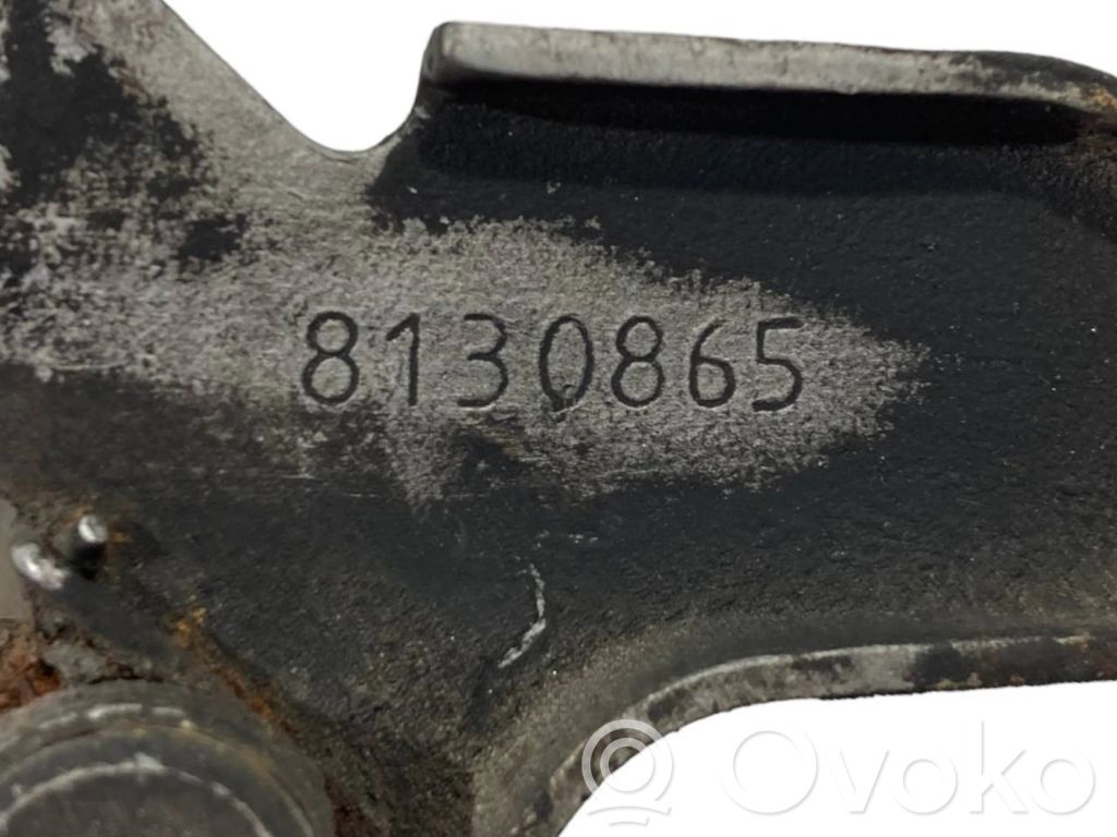 Dzinēja pārsega slēdzenes cilpa