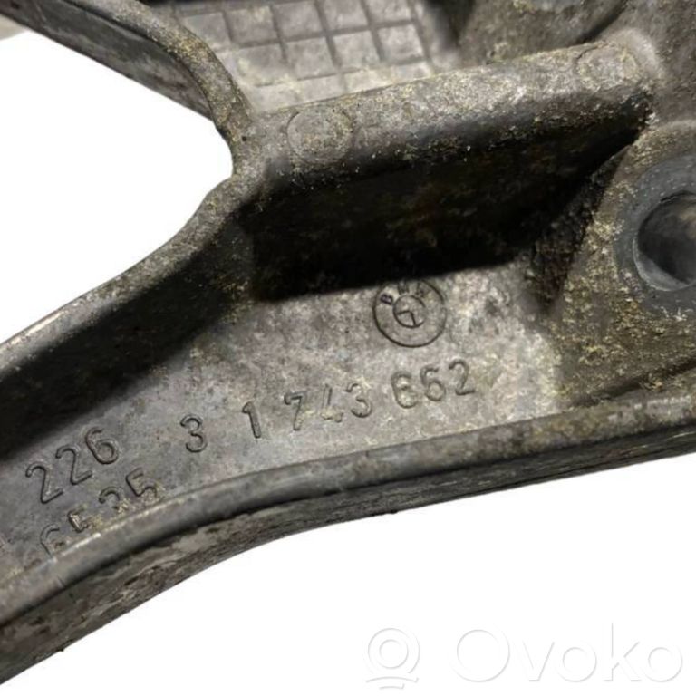 Engine mounting bracket