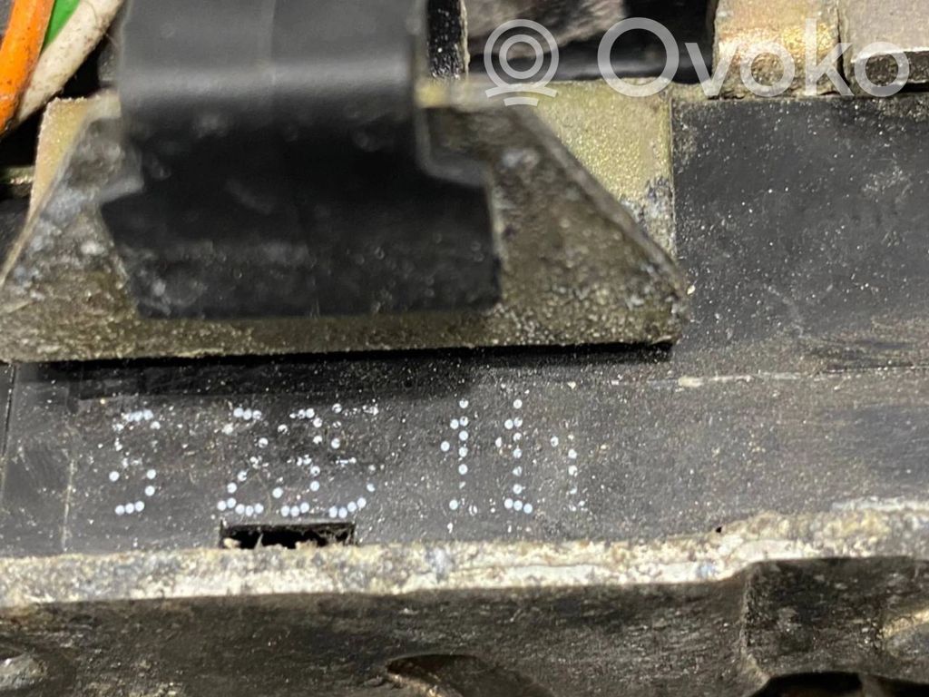 Priekšpusē slēdzene