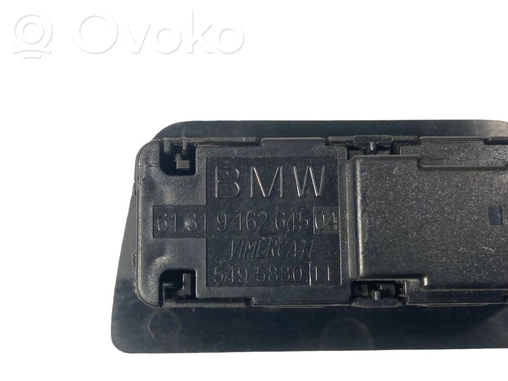 Aizmugurējo durvju aizvēršanas slēdzis