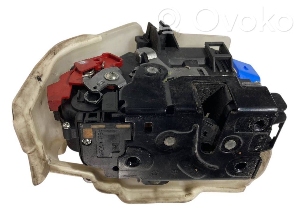 Priekšpusē slēdzene