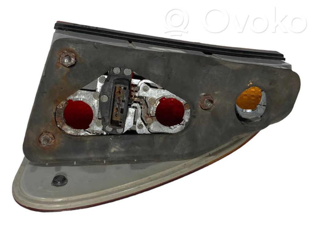 Задний фонарь в кузове