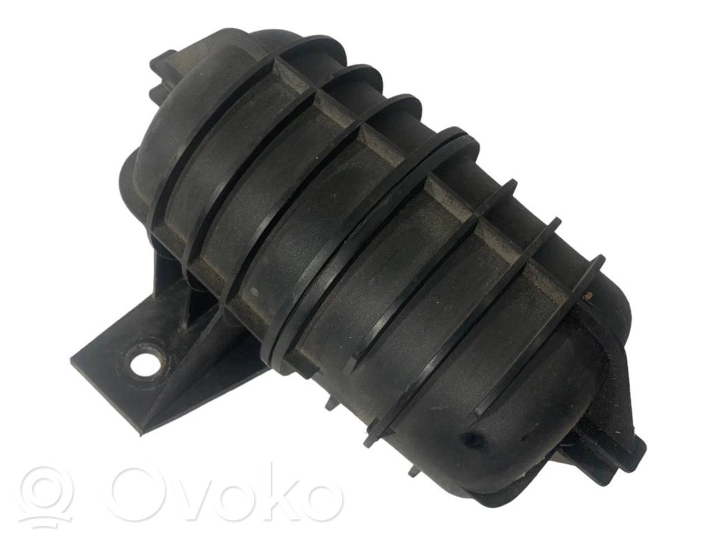 Vacuum air tank