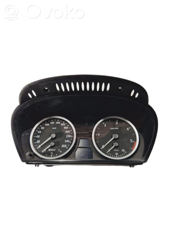 Speedometer (in the instrument panel)