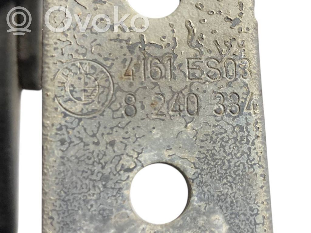 Dzinēja pārsega eņģe (-es)