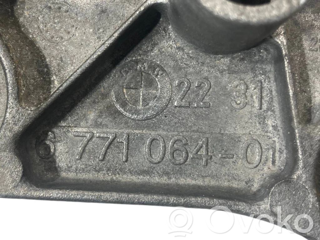 Transmission mounting bracket
