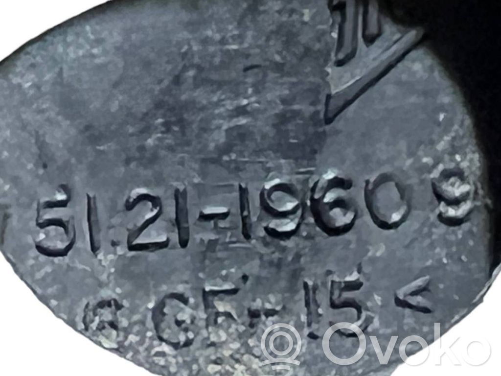 Priekšpusē durvju roktura vāciņš