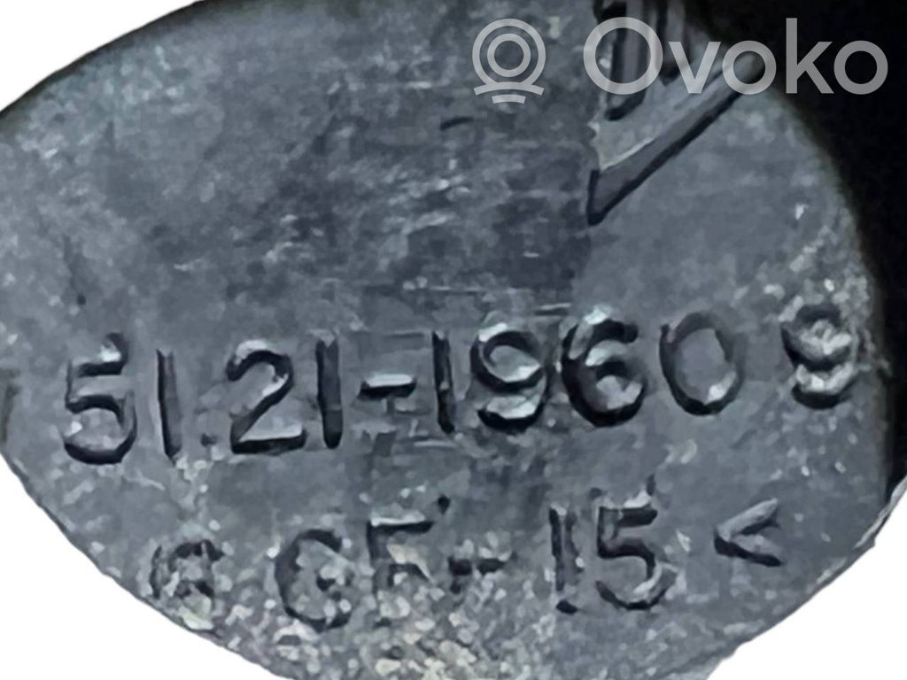 Priekšpusē durvju roktura vāciņš