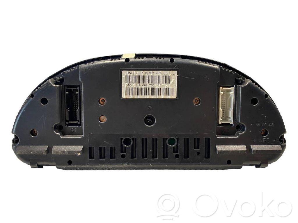 Speedometer (in the instrument panel)