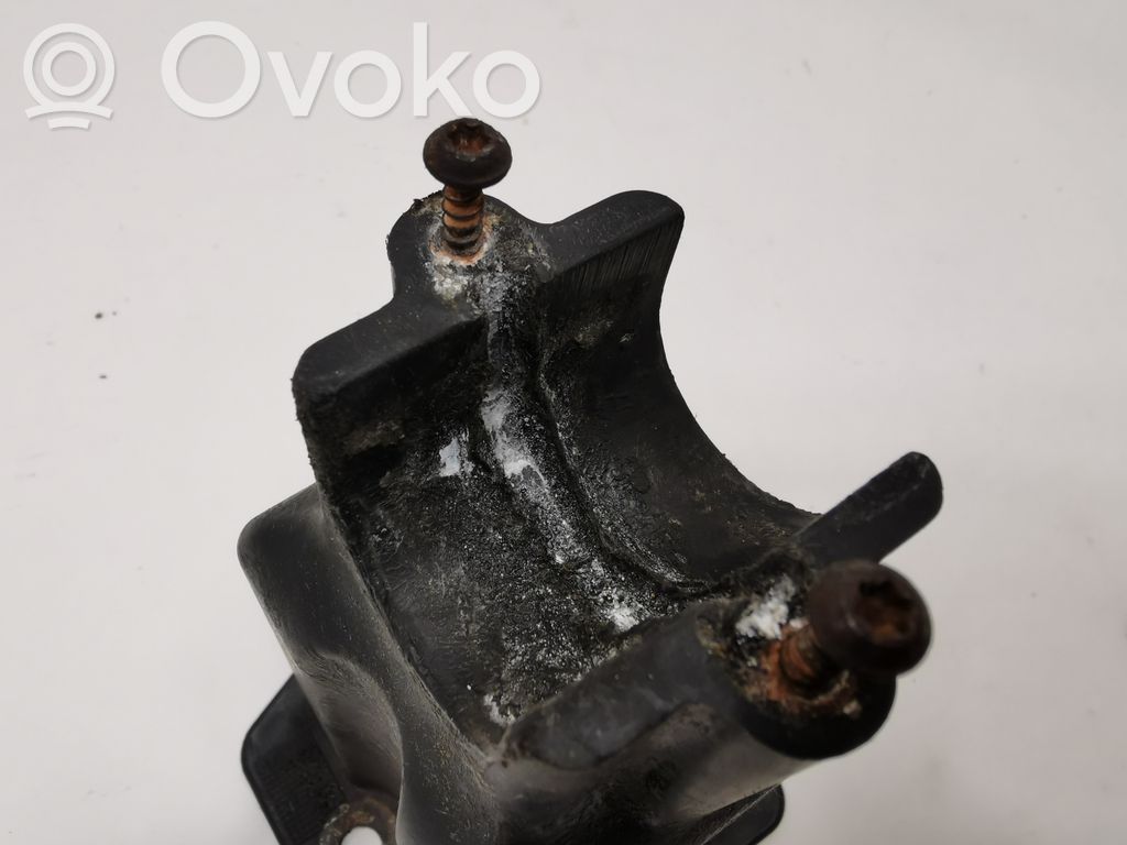 Priekšpusē bampera turētājs