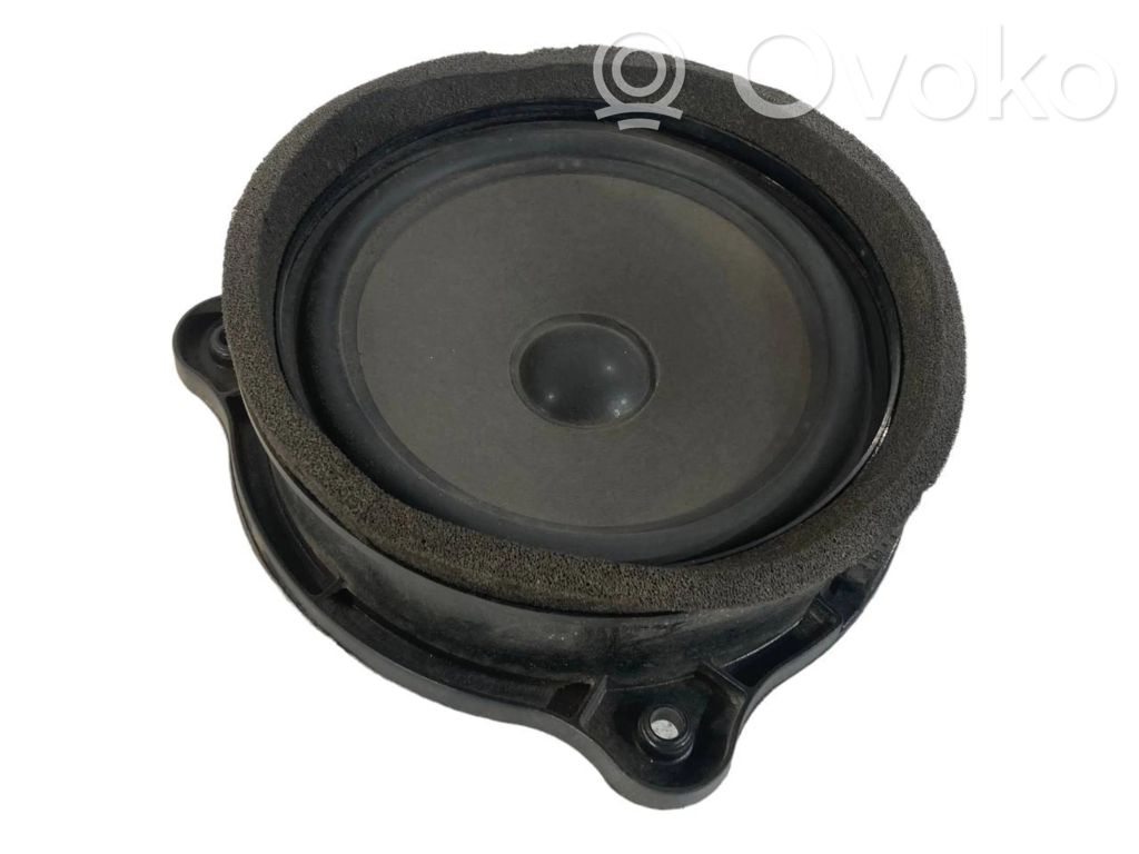 Speaker(s) in front door