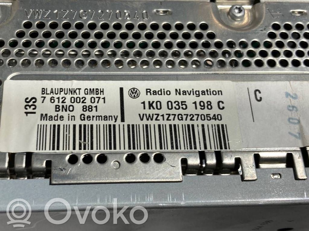 Radio / CD/DVD atskaņotājs / navigācija