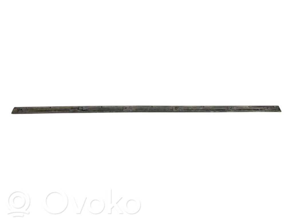 Priekšpusē durvju dekoratīvā apdare (moldings)