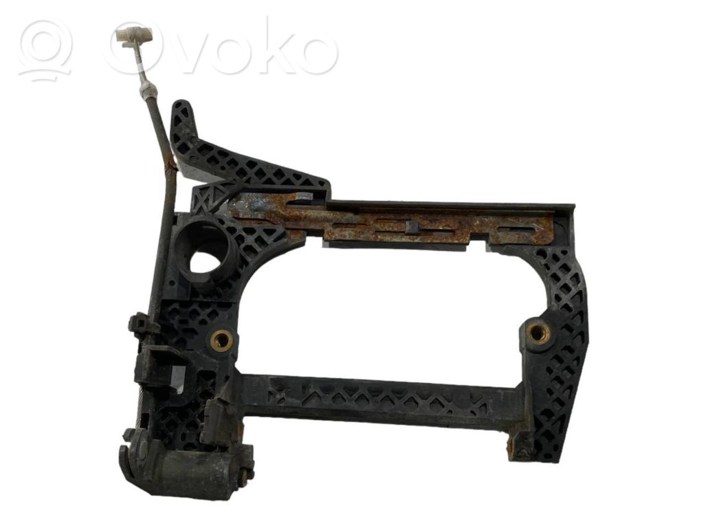 Priekšpusē turētājs / kronšteins ārējam atvēršanas rokturim