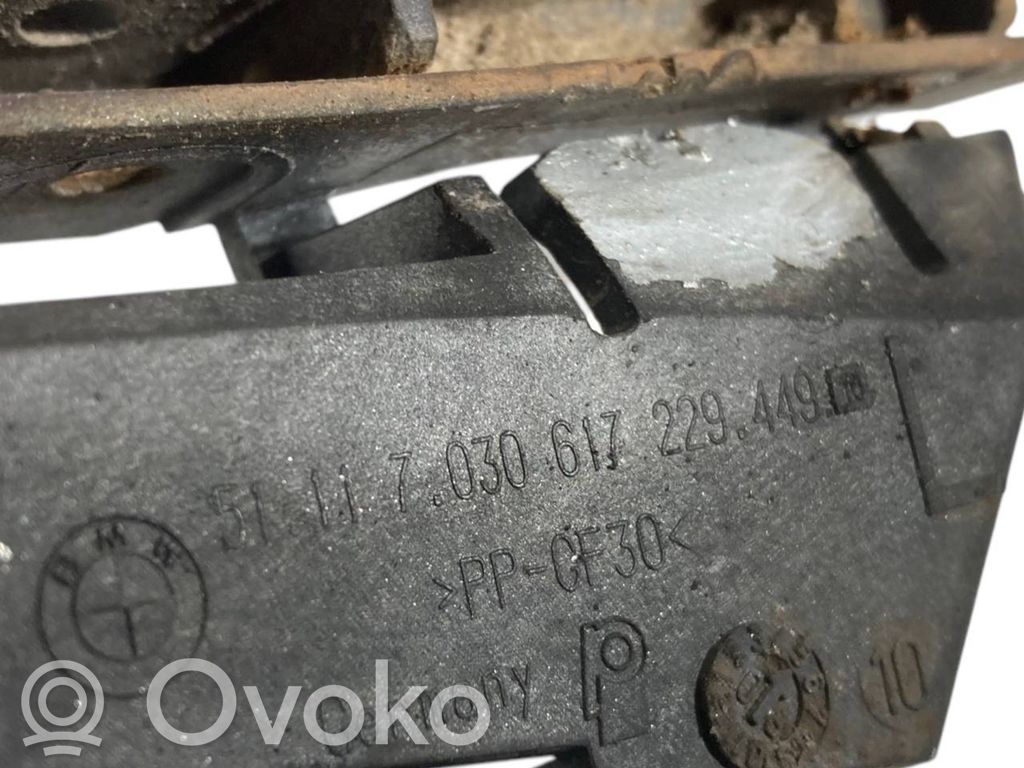 Priekšpusē bampera turētājs