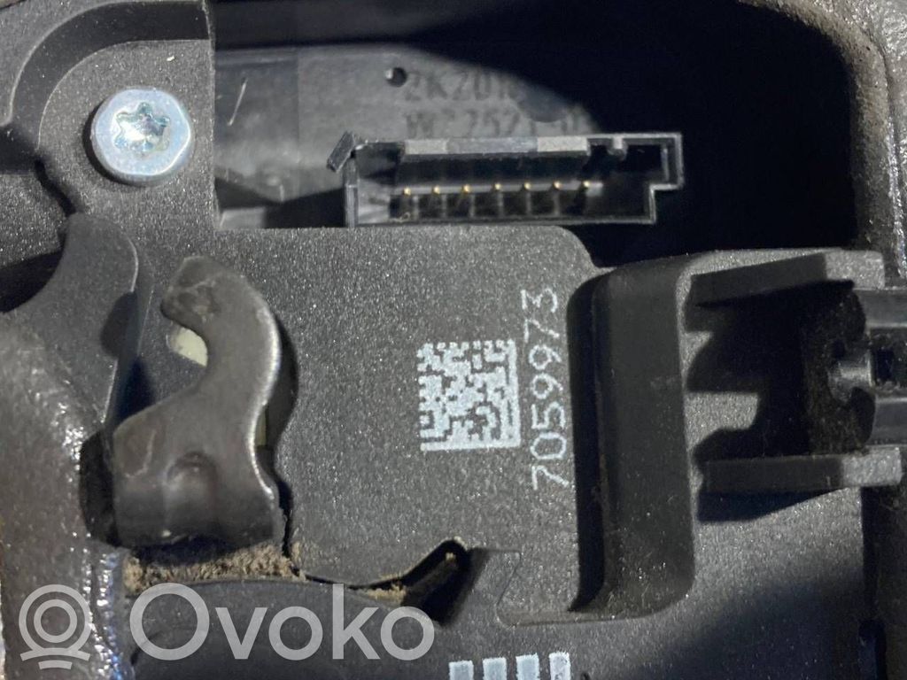 Priekšpusē slēdzene