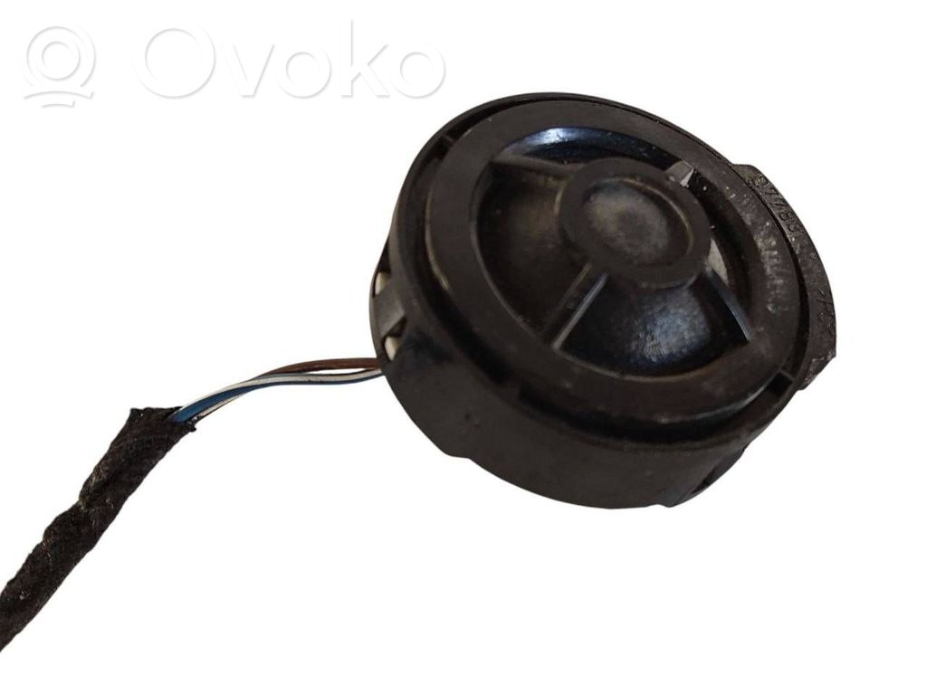 Aizmugurējo durvju vadu instalācija