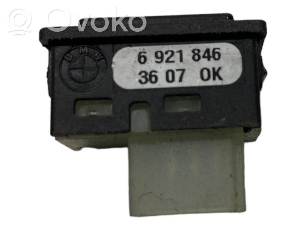 Aizmugures durvju atvēršanas slēdzis