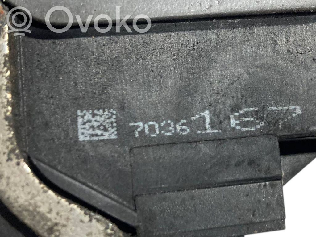 Priekšpusē slēdzene