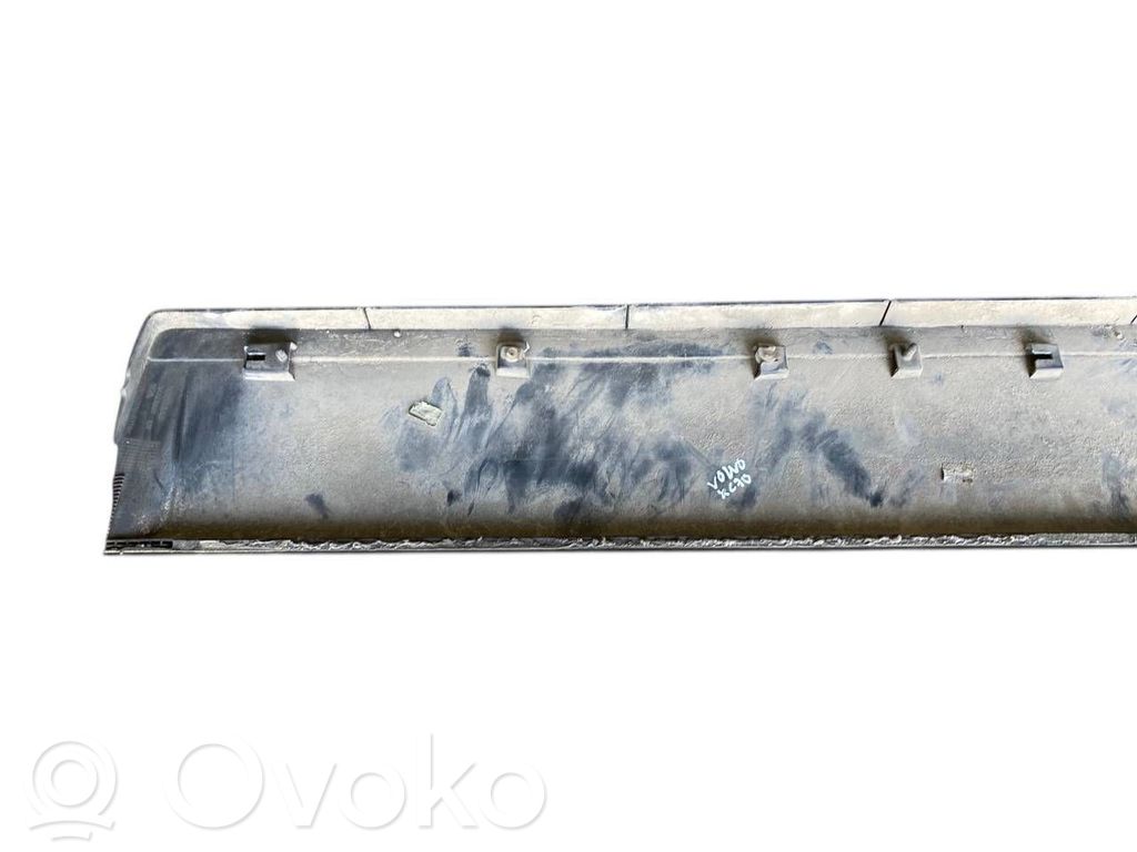 Priekšpusē durvju dekoratīvā apdare (moldings)
