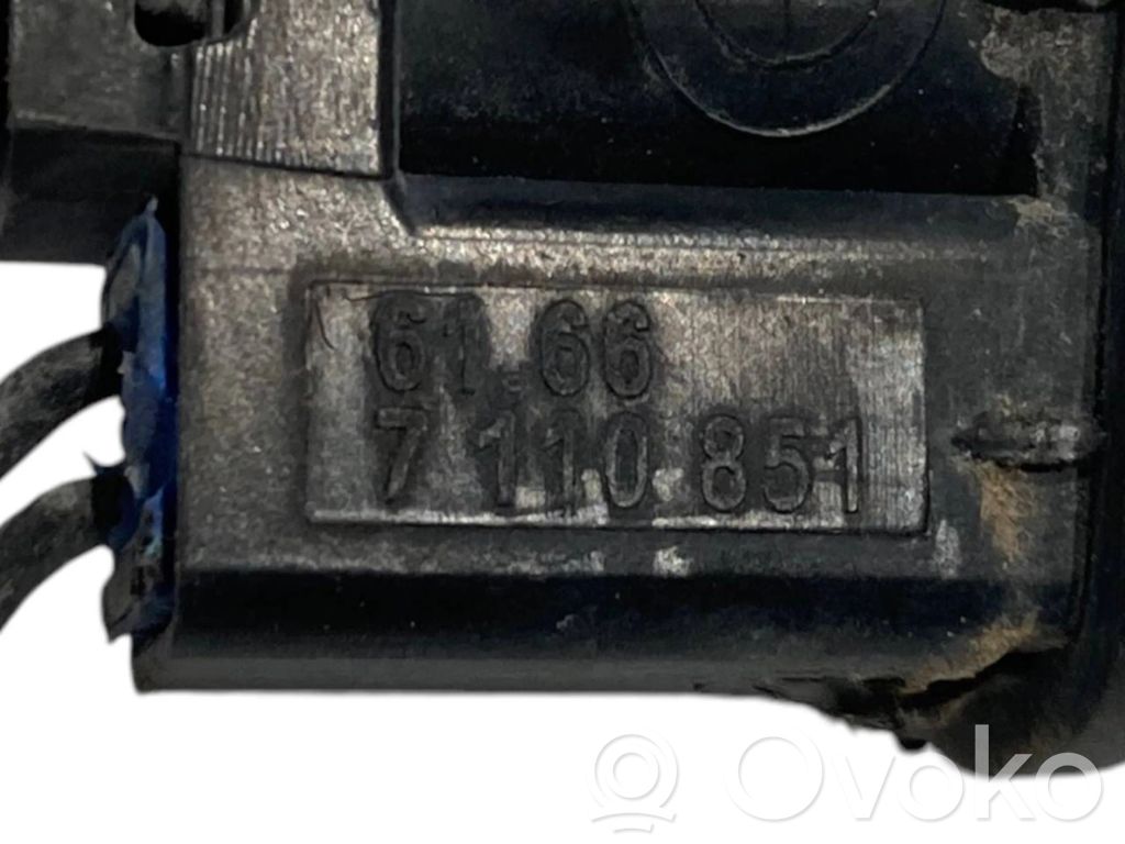 Mazgāšanas šķidruma smidzinātājs (-i) priekšējam logam