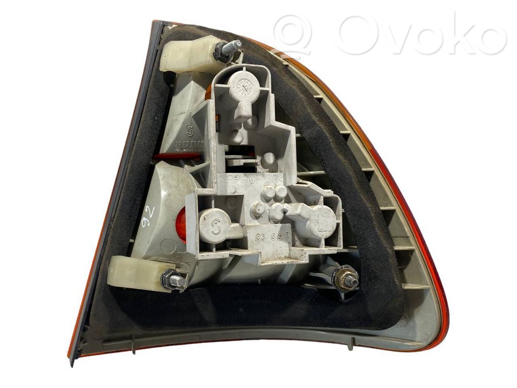 Aizmugurējais lukturis virsbūvē