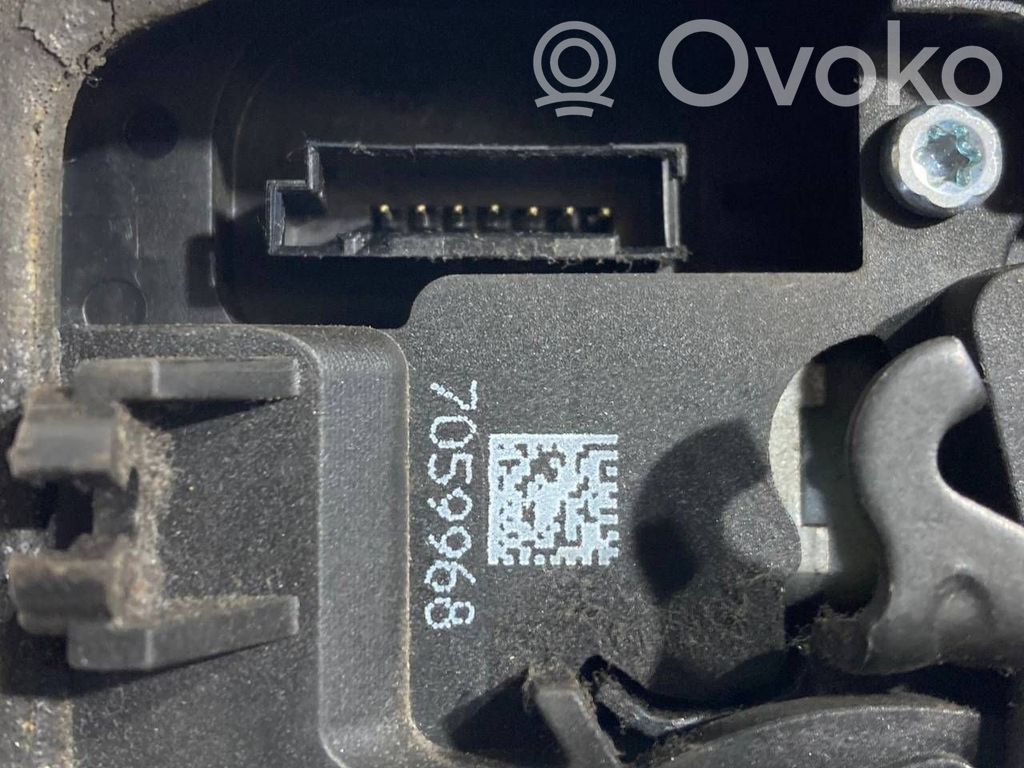 Priekšpusē slēdzene