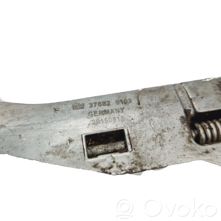 Priekšpusē turētājs / kronšteins ārējam atvēršanas rokturim