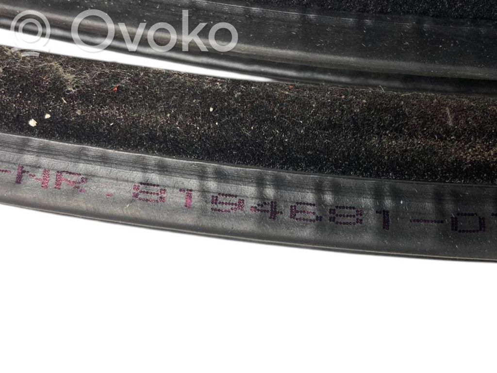 Priekšpusē apdares gumija (virsbūvē)