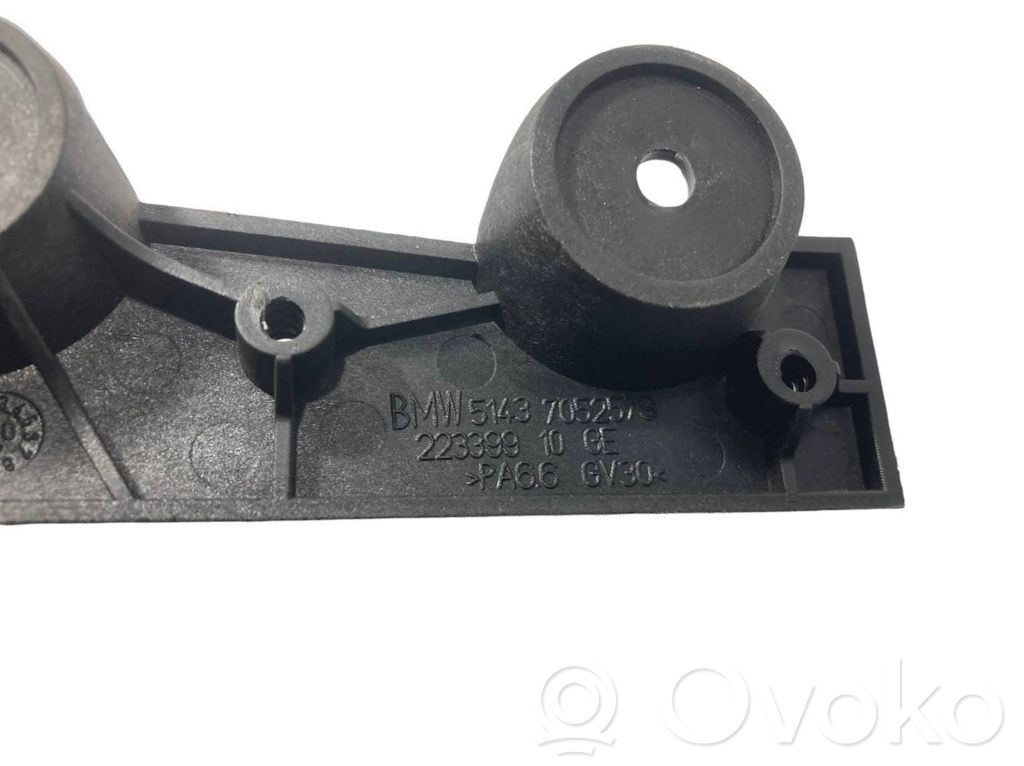 Dzinēja pārsega attaisīšanas rokturītis