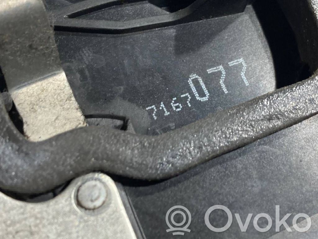 Priekšpusē slēdzene