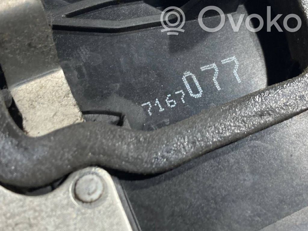 Priekšpusē slēdzene