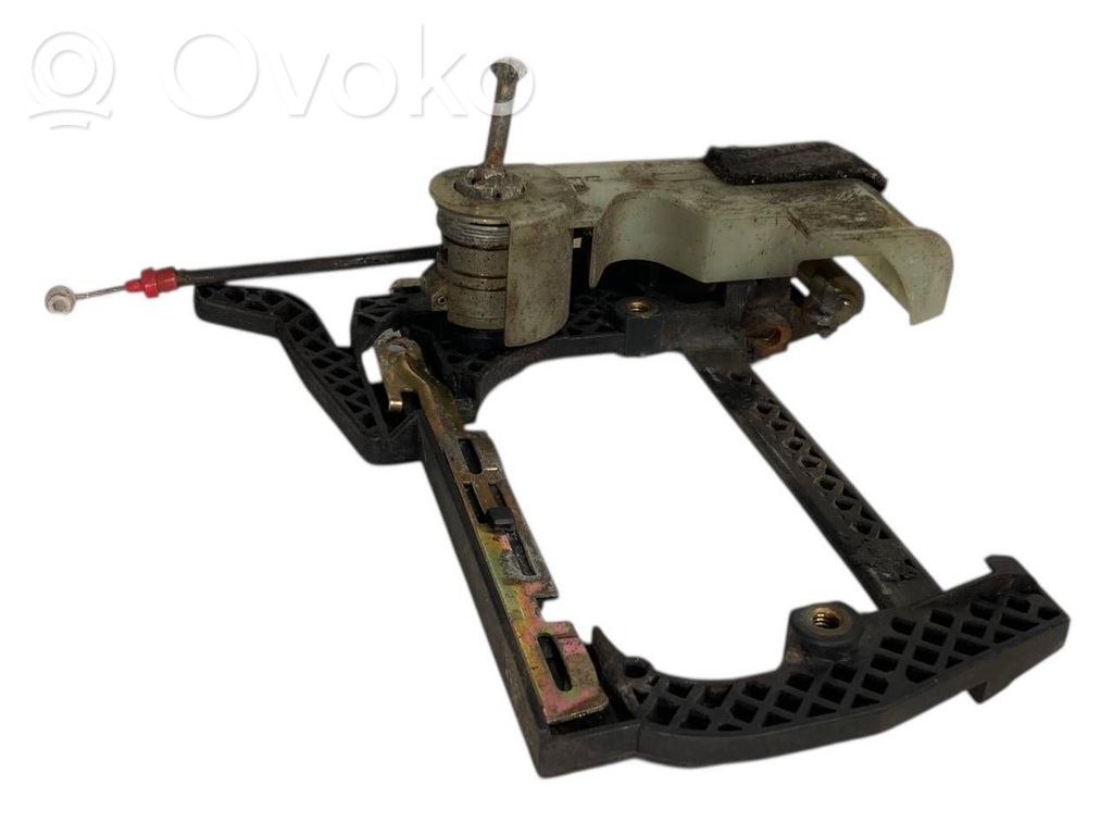 Priekšpusē turētājs / kronšteins ārējam atvēršanas rokturim