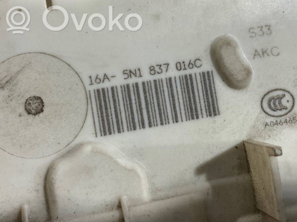 Priekšpusē slēdzene