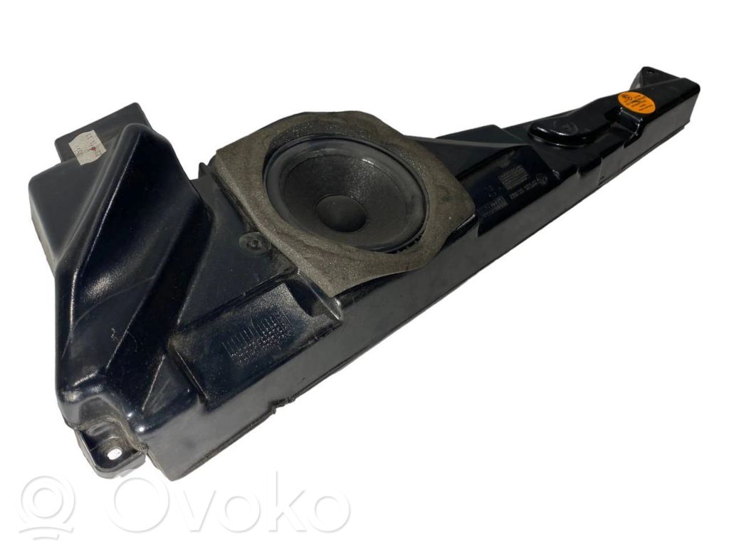 Speaker(s) in front door