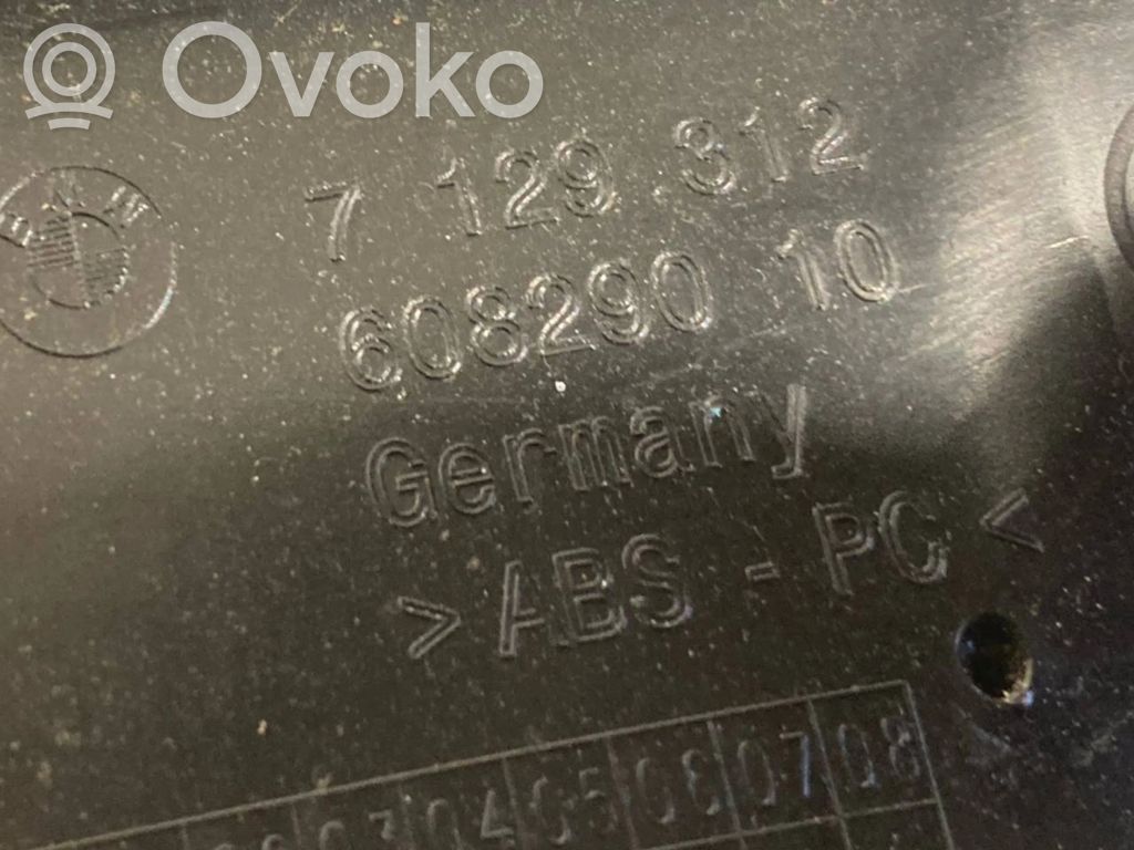 (A) statņa dekoratīvā apdare