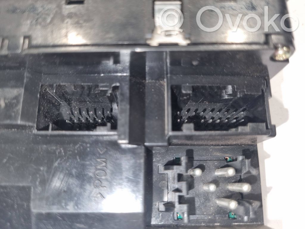 Window lift control switch(es)