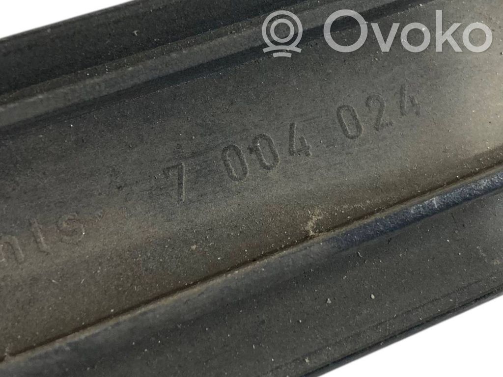 Priekšpusē durvju dekoratīvā apdare (moldings)