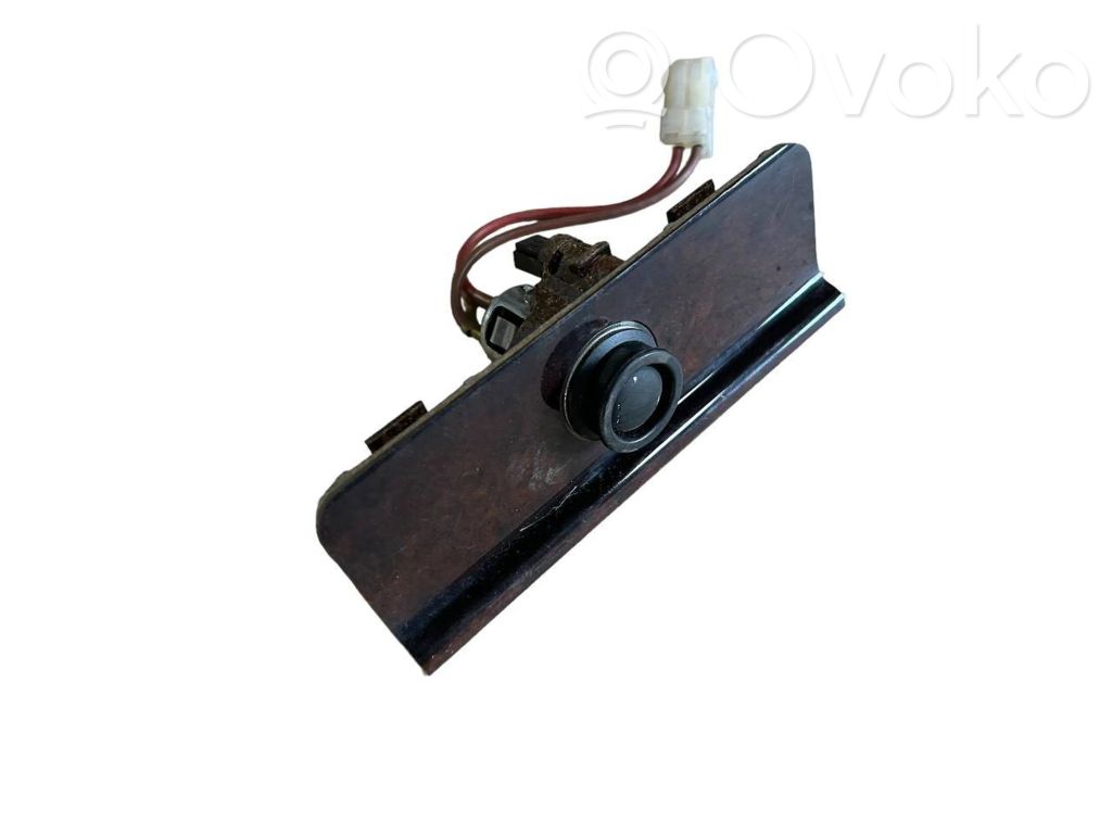 Cigarešu aizdedzināmais priekšā